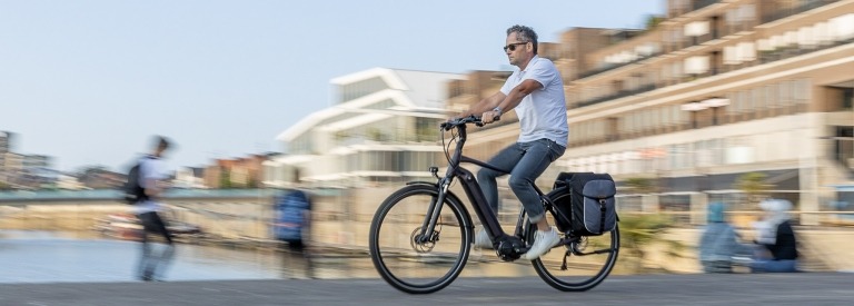 Een man op de fiets door Venlo