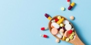 Verschillende medicijnen op een lepel