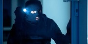Inbreker breekt in met zaklamp in de hand