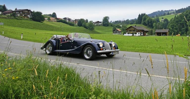 Groene oldtimer op de weg