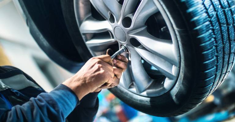 de autoband wordt vervangen