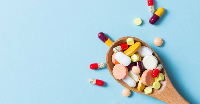 Verschillende medicijnen op een lepel