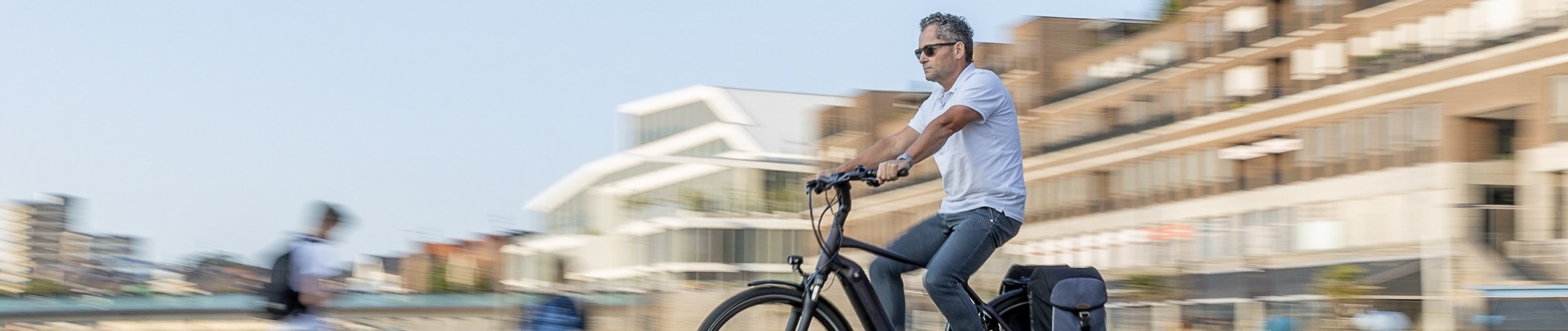 Een man op de fiets door Venlo