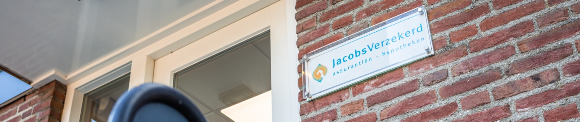 Foto naambord Jacobs Verzekerd op kantoorpand