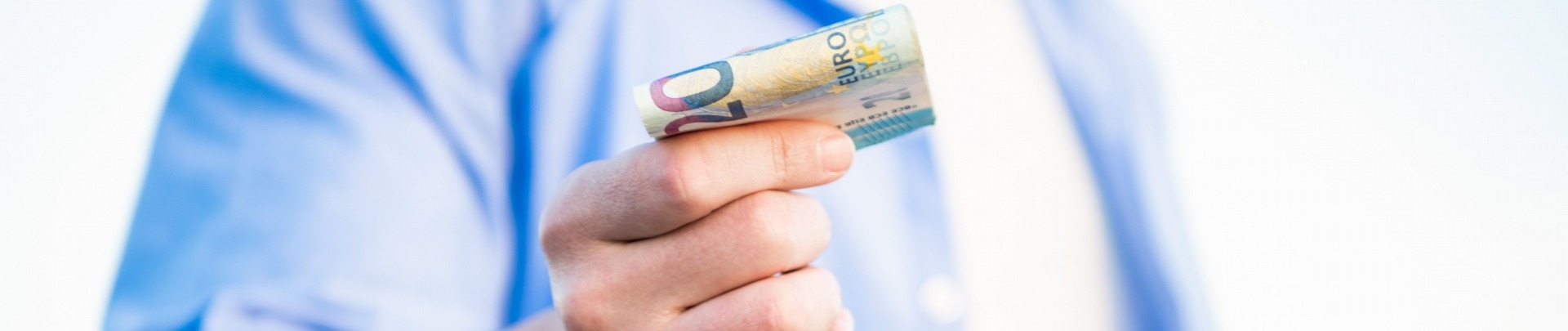 Mannelijke hand die 20 euro biljet vasthoudt
