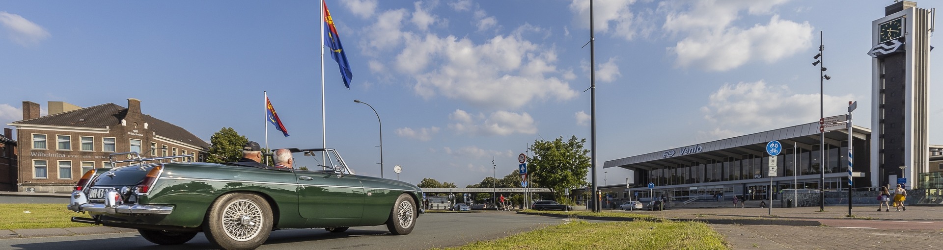 Het treinstation van Venlo met op de voorgrond een oldtimer